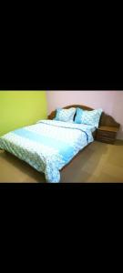 Angelus Meublés的一间卧室配有两张带蓝色棉被的床