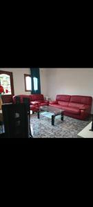 Angelus Meublés的客厅配有红色的沙发和桌子