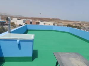 Playa del BurreroSarahs Kite Vivienda Vacacional en Playa del Burrero的屋顶上带水槽的蓝色游泳池