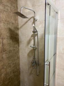 马达巴MiaDabia Supreme的浴室里设有玻璃门淋浴
