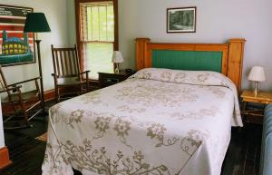 LakesideLakeside Inn的卧室配有带白色棉被的床