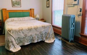 LakesideLakeside Inn的一间卧室配有床和暖气