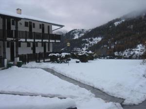 萨奥兹-杜尔克斯Salone House的山地建筑旁边的一条雪覆盖的街道