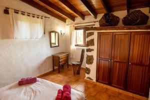 El Pinar del HierroCasa rural La Jarita的一间卧室配有一张床和一张书桌