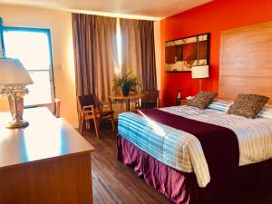 康沃尔Martin's Inn的酒店客房,配有一张橙色墙壁的床