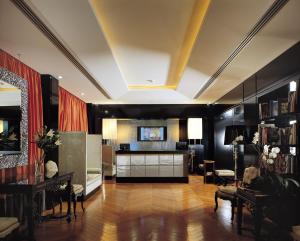 米兰星际安德森酒店的客厅设有黑色墙壁和天花板