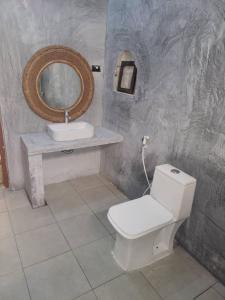 基济姆卡济Villa Pumziko的浴室配有白色卫生间和盥洗盆。