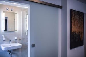 埃兴Hotel Pame Grill的一间带水槽和镜子的浴室