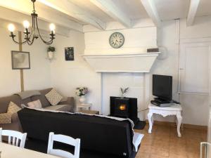 Oradour-FanaisGîte des Lavandes的带沙发和壁炉的客厅