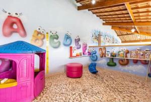 阿瓜斯迪林多亚POUSADA RECANTO SÃO JORGE的一间设有玩具室的房间,带游戏室