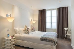 巴黎普拉西德圣日耳曼德普雷斯酒店的酒店客房设有床和窗户。