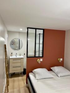 绍莱CASA Salta的一间卧室配有床、水槽和镜子