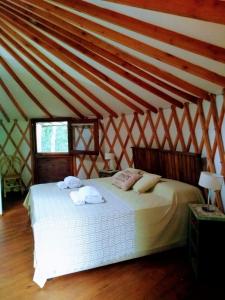GarupáYurtas Ivirareta Glamping的帐篷内一间卧室,配有一张床