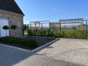 德哈恩Huis Marlin的后院设有围栏和游乐场