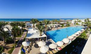 特里法Hotel Meninx Djerba的享有带遮阳伞的度假村游泳池的空中景致