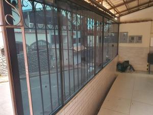 尤西德福拉Linda Casa com Estacionamento的建筑中一个设有玻璃窗的空房间