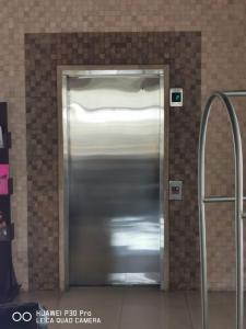 托雷翁Savoy Express的大楼的金属电梯门