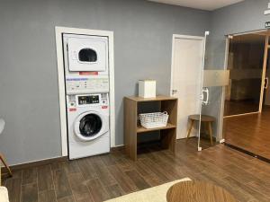 索罗卡巴Flat Aconchegante的洗衣房配有洗衣机和桌子