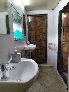 孟买Super Champions Hostel的一间带水槽和镜子的浴室