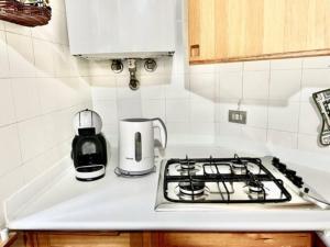 莱圭利亚Sea at 400mt - station - wi-fi的厨房柜台配有炉灶和咖啡设施。