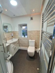 阿尔弗斯顿3 bedroom apartment in Ulverston Cumbria的一间带卫生间和水槽的浴室