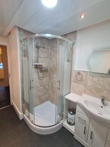阿尔弗斯顿3 bedroom apartment in Ulverston Cumbria的带淋浴和盥洗盆的浴室