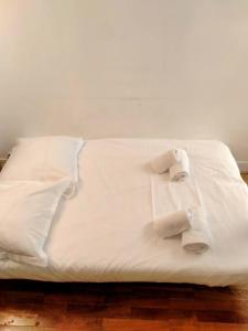 万塞讷PARIS Vincennes authentique -`ღ的一张带白色床单和毛巾的床