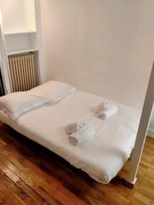 万塞讷PARIS Vincennes authentique -`ღ的一张床上有两卷纸毛巾
