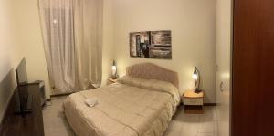 利沃诺Romeo Apartment的一间小卧室,配有一张床和电视