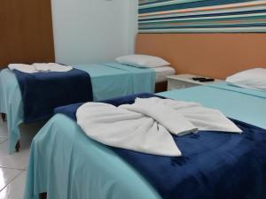 维拉维尔哈佩尼亚修道院旅馆的医院房间设有两张床铺,配有白色床单