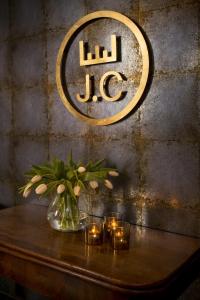 约克朱德科特酒店的一张带蜡烛的桌子和一个装有灯的花瓶