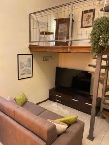 利沃诺Romeo Apartment的带沙发的客厅和阁楼。