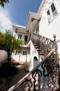 里约热内卢Hotel Castelinho的白色房子前面的楼梯
