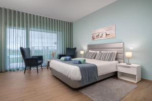卡尔达斯达·赖尼亚SilverSide Holidays的卧室配有一张床和一张桌子及椅子