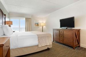 格尔夫海岸海滩上贝斯特韦斯特酒店 的配有一张床和一台平面电视的酒店客房