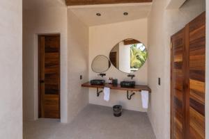 Brisas de ZicatelaCasa Mava的一间带镜子和木门的浴室