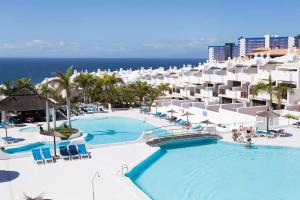 帕莱索海滩apartamento paradise luxury的享有度假村游泳池的景致
