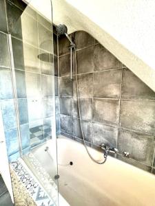 Duisburg FeelHome, Flughafen nah,2-Schlafzimmer, Badewanne, Zentral, WiFi, Top Floor的一间浴室