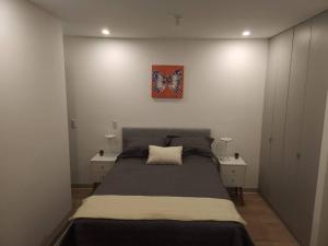 利马¡Una escapada relajante en Lima!的一间卧室配有床和2个床头柜