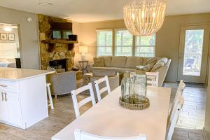 圣乔治岛Sea Pine Cottage的厨房以及带桌椅的起居室。