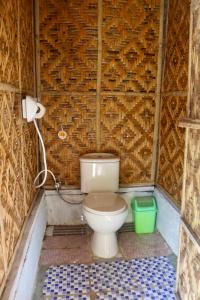 BatuanBohol Hammock Hostel的砖墙内带卫生间的浴室