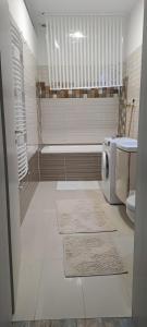 GhirodaSweet Lemon Home的带浴缸、卫生间和盥洗盆的浴室