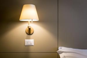 阿兰尼亚·瓦尔塞西娅蓝莓蓝家庭公寓的床头墙上的一盏灯