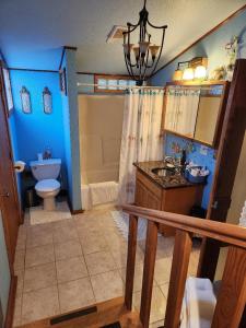 Happy ValleyScott Creek Farm的浴室配有卫生间、盥洗盆和浴缸。