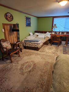 Happy ValleyScott Creek Farm的一间卧室配有两张床、一把椅子和一张书桌