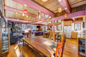 玛瑙湾Peaceful Forest Retreat的用餐室以及带大木桌的起居室。