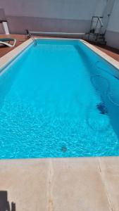 纳萨雷特Oasis house的蓝色海水大型蓝色游泳池