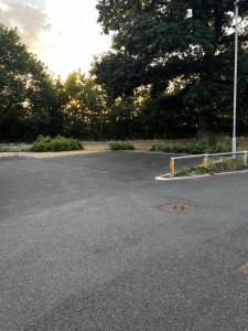科尔切斯特North Colchester Homestay的一个空的停车场,有树在后面