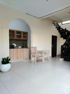 库塔拉达巴厘酒店的一间带桌子的客厅和一间厨房