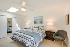 格罗弗海滩Lakefront Grover Beach Home about Walk to Ocean!的一间卧室配有一张床和一把椅子